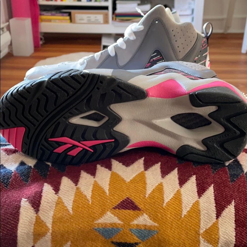 Sneaker - Picture 2 of 2